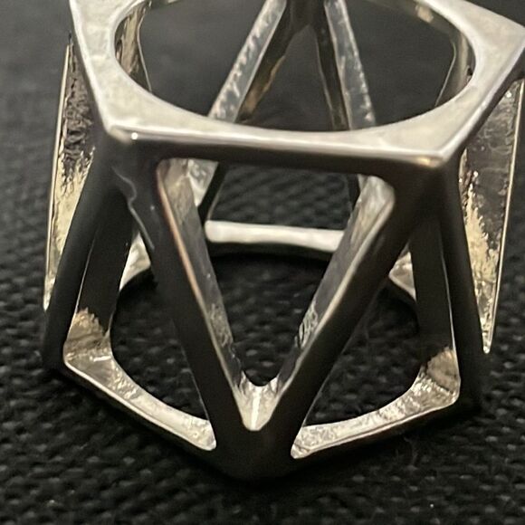 Large metal ring with a triangle pattern - Picture 4 of 5